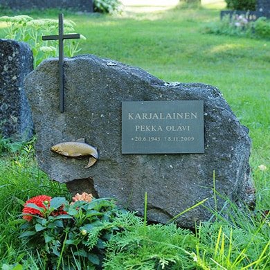 Lohkarehautakivi ja muistolaatta