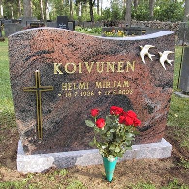 Punainen hautakivi lintukoristein
